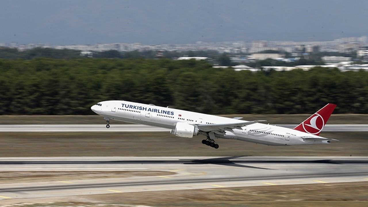 THY uçağı Antalya’da radar direğine temas etti