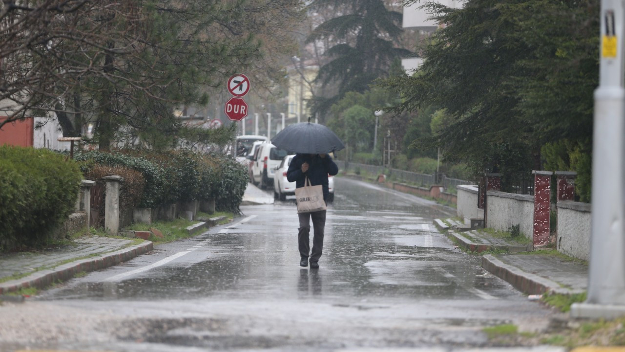 Meteoroloji'den kuvvetli yağış uyarısı: Sıcaklıklar düşecek