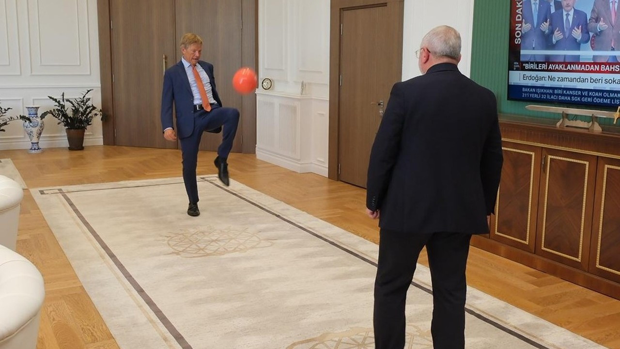 Hollanda Büyükelçisi ile Çorum Belediye Başkanı makam odasında futbol oynadı