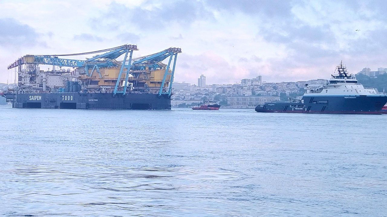 Dev geçiş başladı: İstanbul Boğazı 14 saat gemi trafiğine kapatıldı