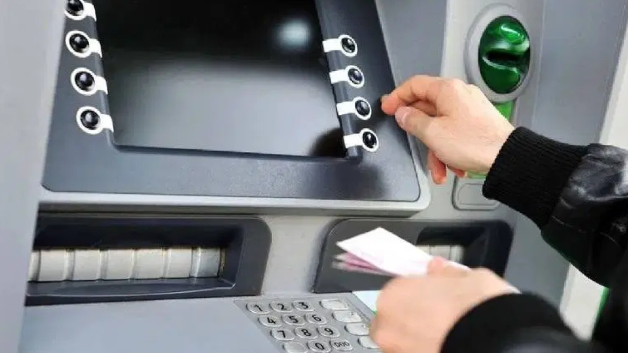 Milyonlarca müşterisi olan dev banka Türkiye'deki ATM'lerini kapatıyor