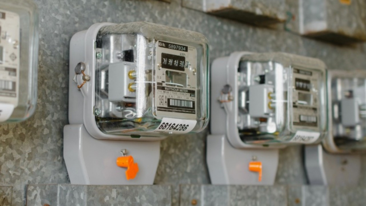 Kaçak yapılara elektrik ve su bağlayanlara ceza yolda: Abone başına 100 bin lira...