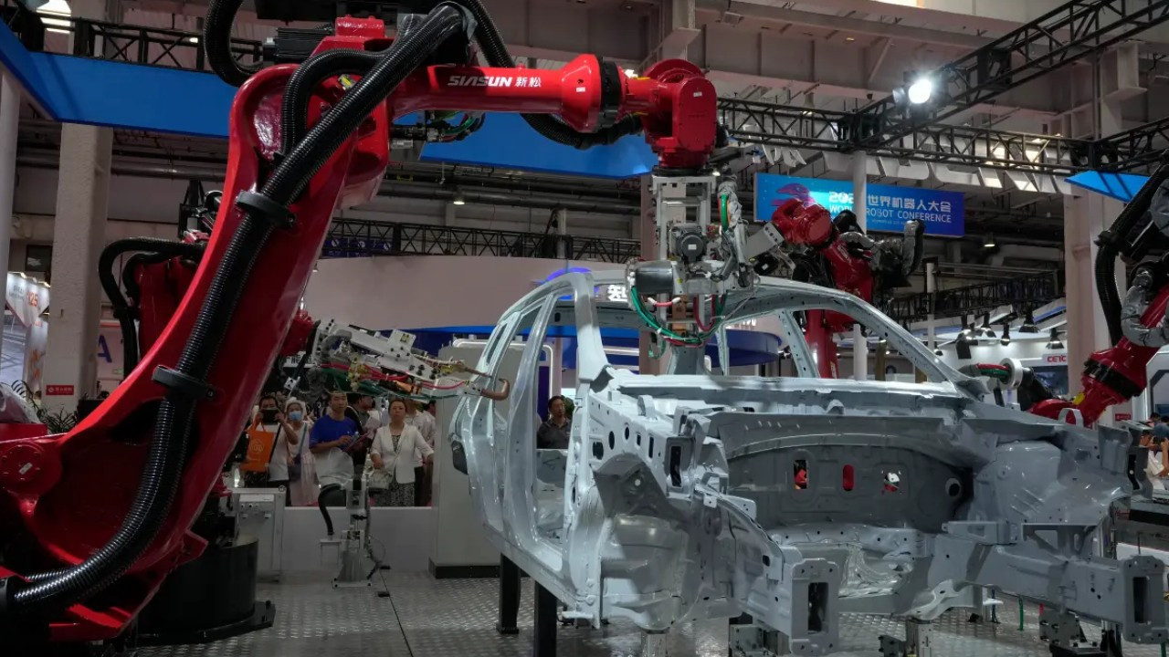 Otomobil devinde robot dönüşümü: 1000 işçi çıkarıldı yerine 50 robot alındı