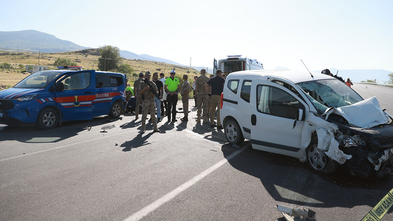 Ticari araç, askeri araçla çarpıştı: 1 asker şehit oldu, yaralılar var