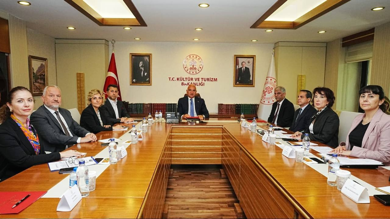Bakan Ersoy turizm sektörünün temsilcileri ile bir araya geldi