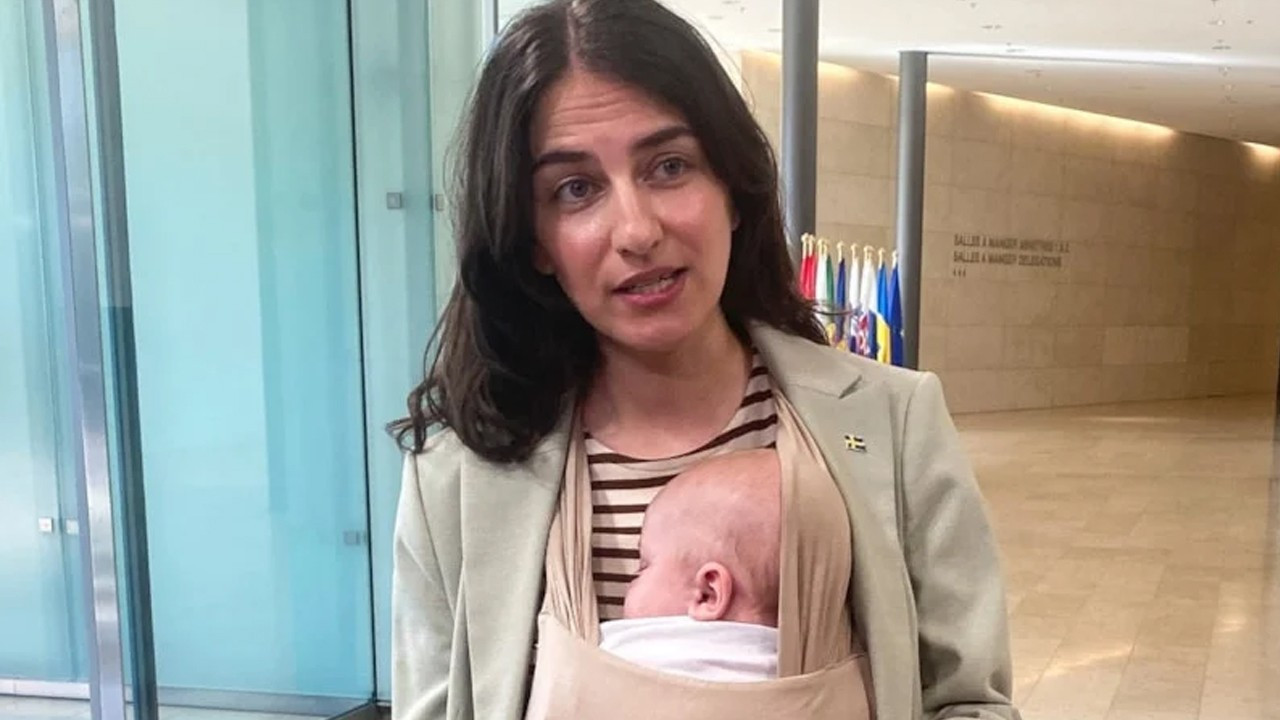 AB'de ilk: İsveçli Bakan, toplantıya bebeğiyle geldi