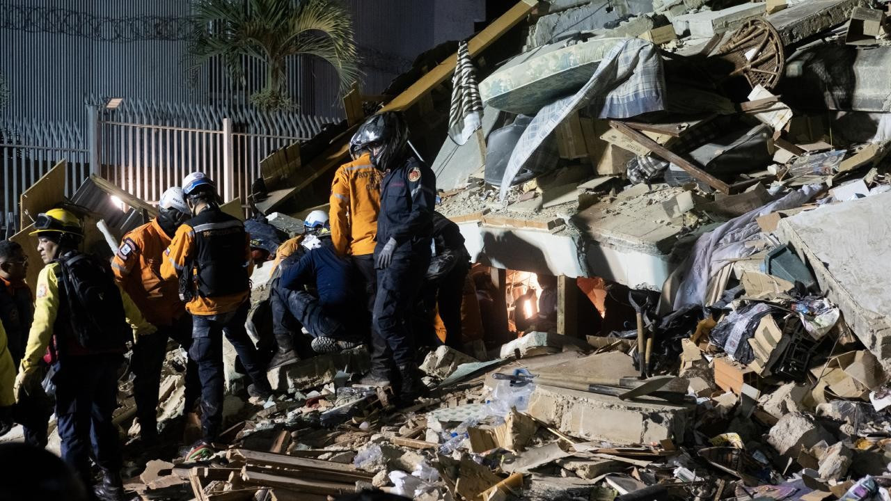 Venezuela'yı vuran çifte deprem kamerada