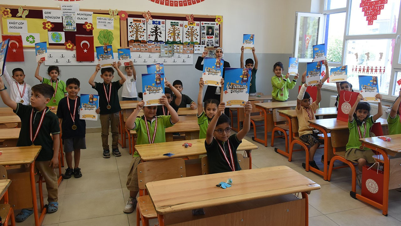 Yaklaşık 18 milyon öğrenci karnelerini alarak yaz tatiline girdi