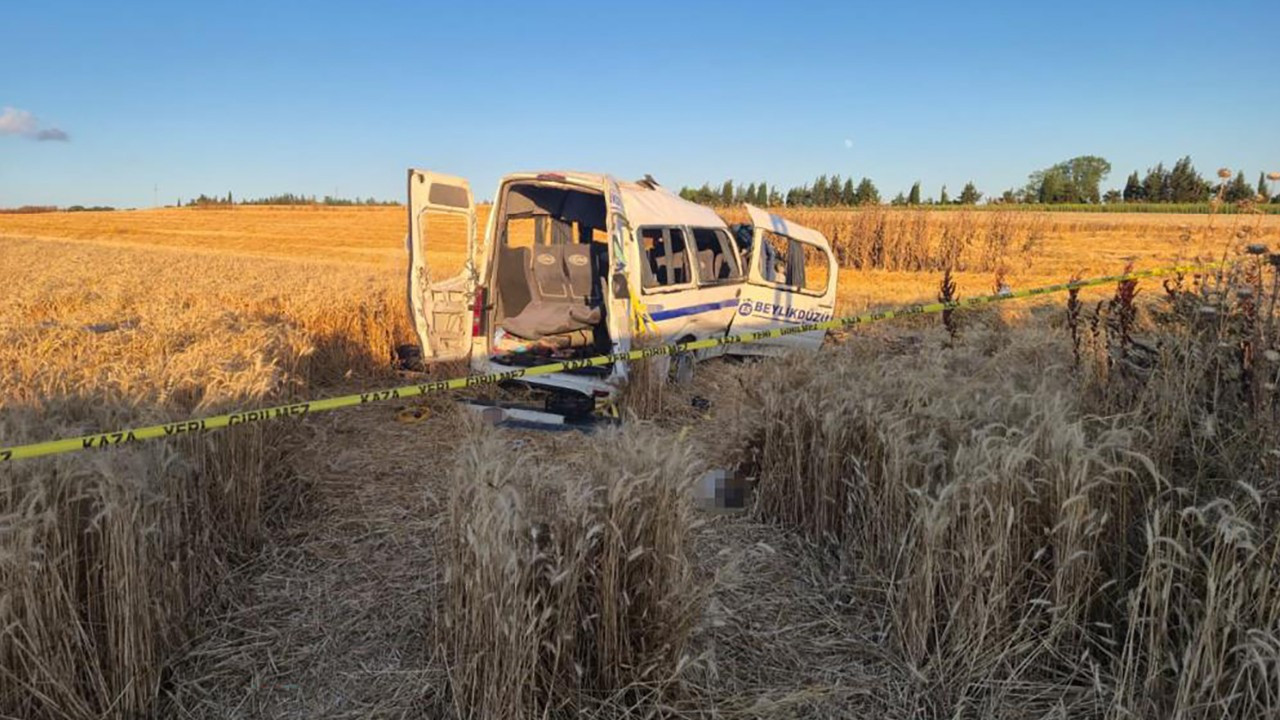 Silivri'de minibüs tarlaya uçtu: 2 ölü, 10 yaralı