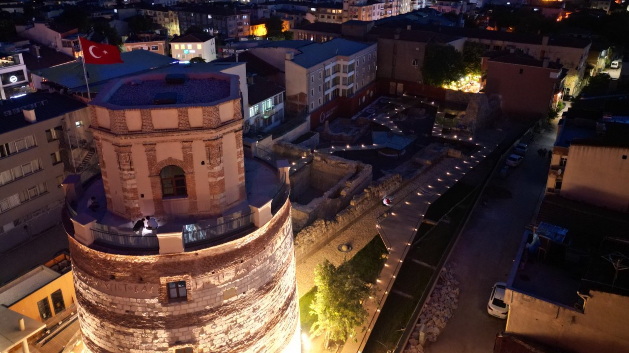 Bakan Ersoy paylaştı! Edirne'nin tarihî saat kulesi yeniden ziyarete açıldı