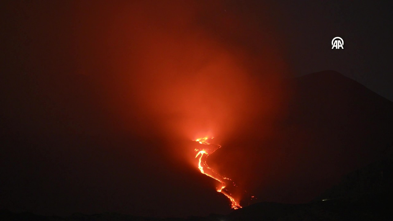 Etna Yanardağı yeniden kül ve lav püskürttü: Turuncu uyarı kodu yayımlandı