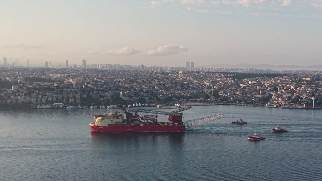 215 metrelik dev gemi İstanbul Boğazı'nda: Gemi trafiği askıya alındı