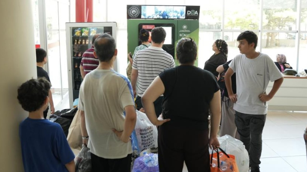 Atığını getiren parasını aldı: Yeni sistem yoğun ilgiyle başladı