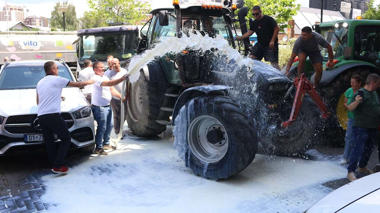 Süt üreticileri isyan etti: Tankerlerle getirip yüzlerce litre sütü yollara döktüler