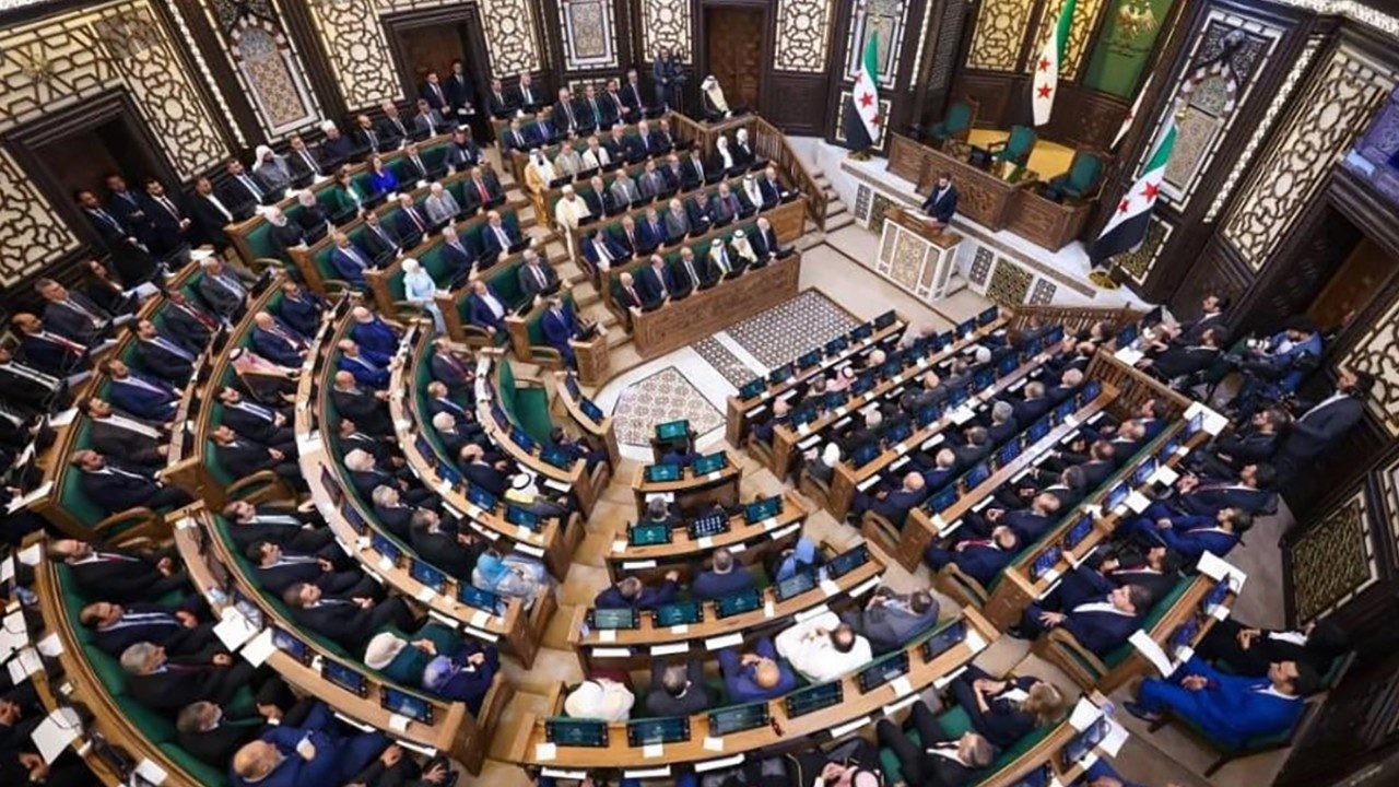 Suriye'de tarihi oturum: Yeni halk parlamentosu ilk kez toplandı