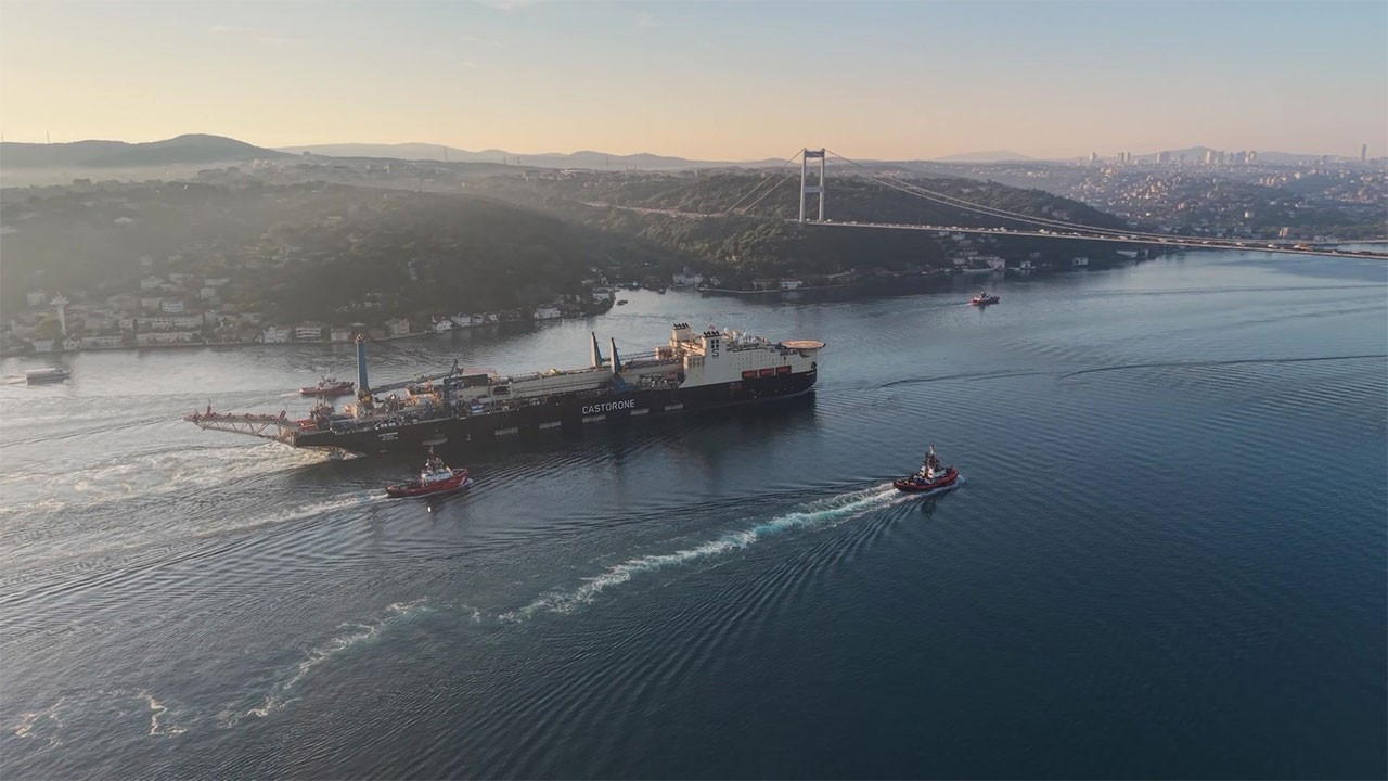 Boğaz 325 metrelik dev geminin geçişi için kapatıldı
