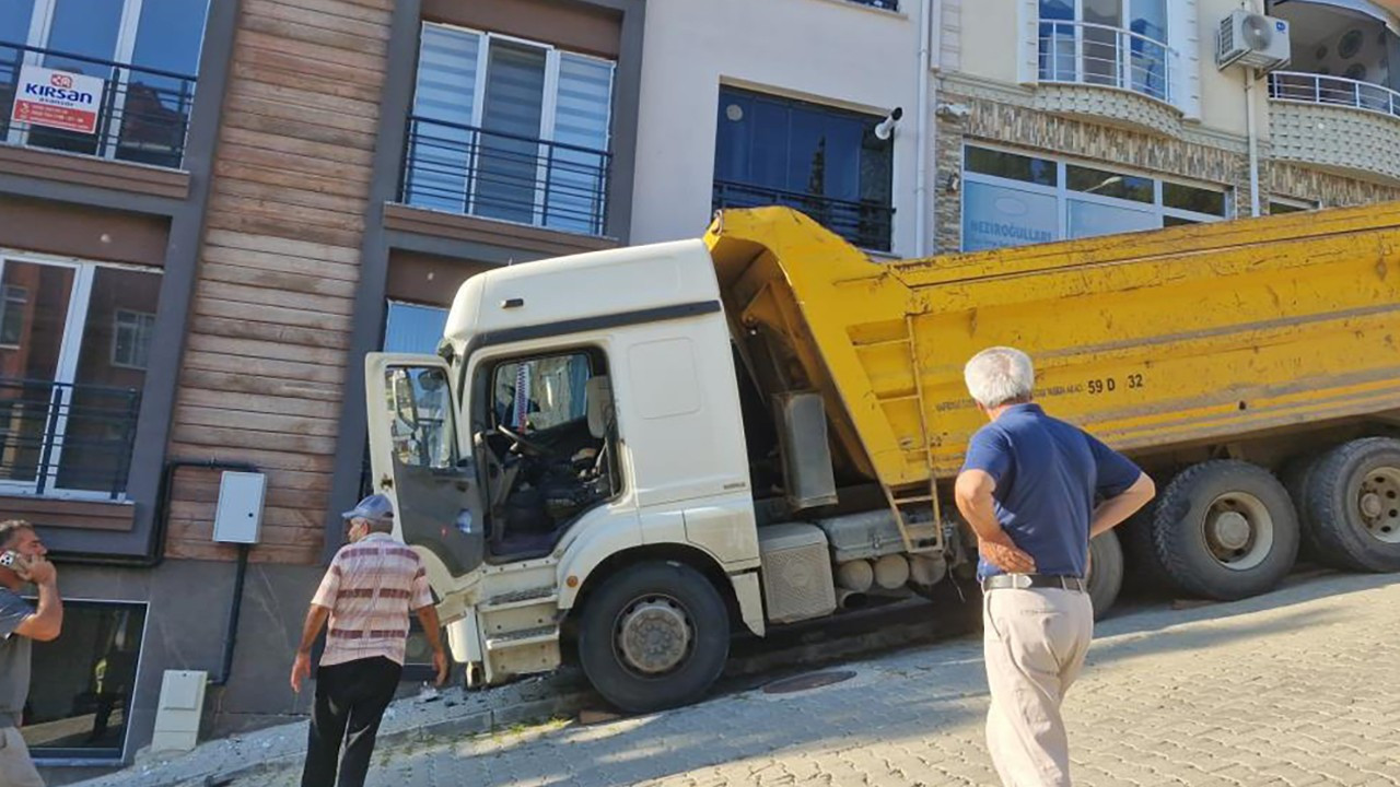 Facianın eşiğinden dönüldü: Freni boşalan kamyon eve çarptı