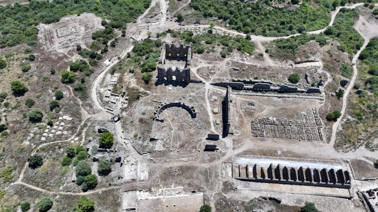Aspendos'ta 2 bin yıllık keşif! 300 metrelik antik cadde gün yüzüne çıktı