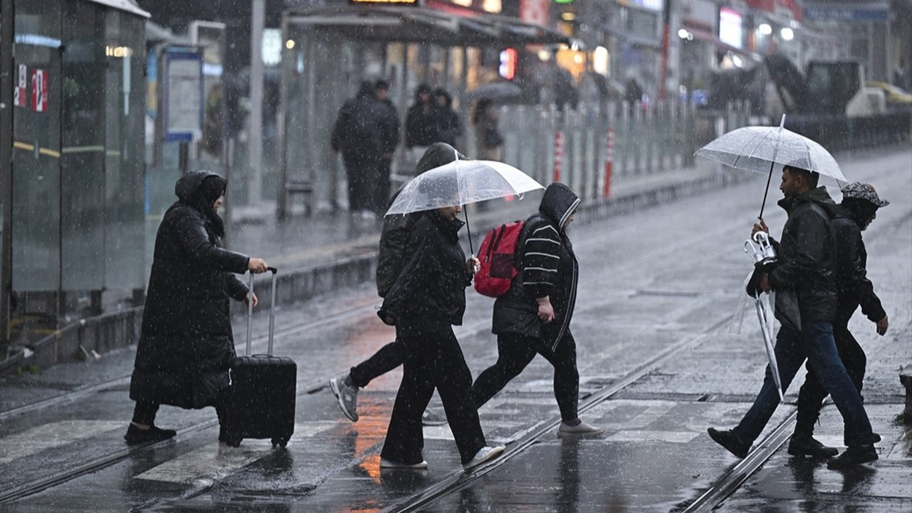 AKOM'dan İstanbul için peş peşe uyarı: Sağanak ve fırtına...