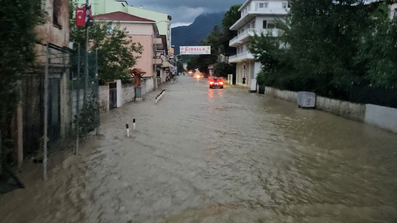 Kastamonu'da sel: Cide ilçe merkezi sular altında kaldı