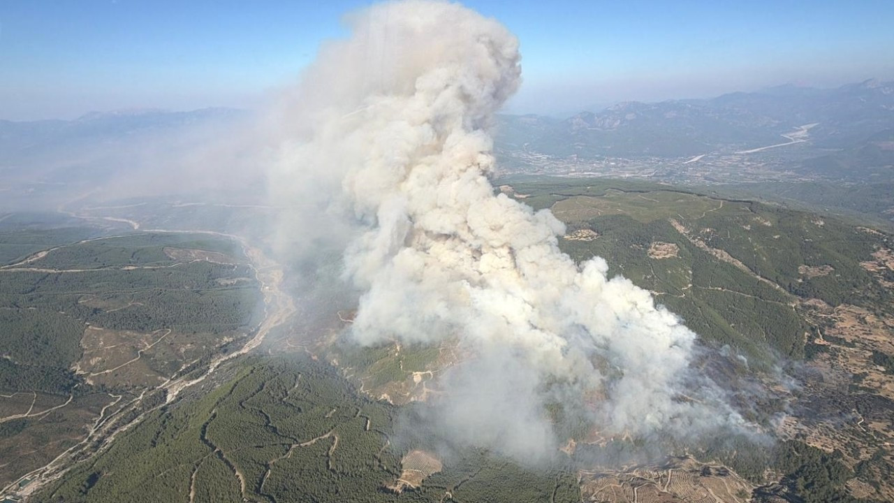 Muğla'da orman yangını: Fethiye-Antalya kara yolu ulaşıma kapatıldı