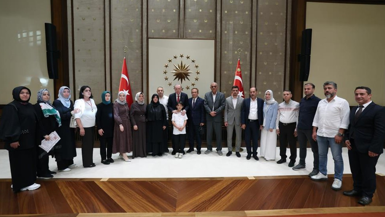 Cumhurbaşkanı Erdoğan, okul saldırısında ölen öğrencilerin aileleriyle görüştü