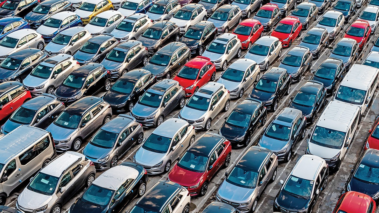 Otomotiv pazarı çift haneli daralmaya kilitlendi