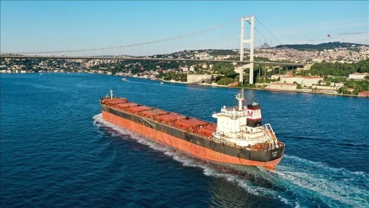 Savaş gölgesinde Türk boğazlarından 40 bini aşkın gemi geçti