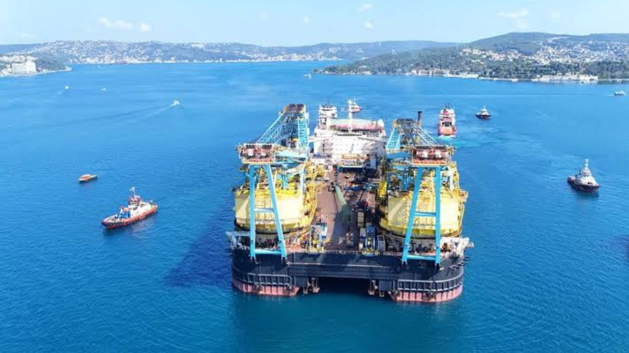 Dünyanın dev vinç gemisi İstanbul Boğazı'ndan geçti