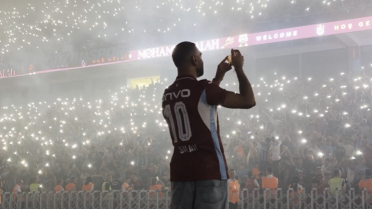 Salah yaklaşık 30 bin taraftar önünde imza attı