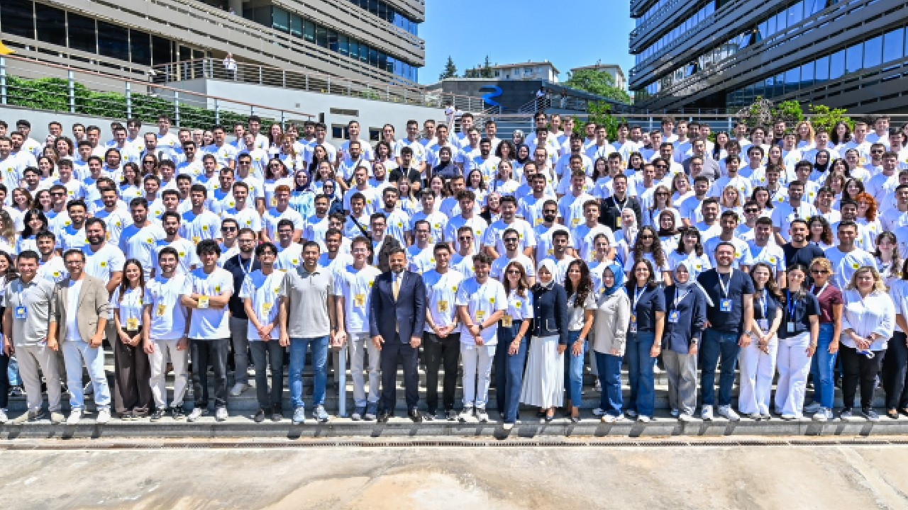 Turkcell'e rekor ilgi! 58 bin başvuru arasından seçilen 252 genç işe başladı