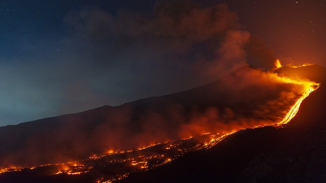 Sicilya'da kırmızı alarm: Etna yeniden uyandı