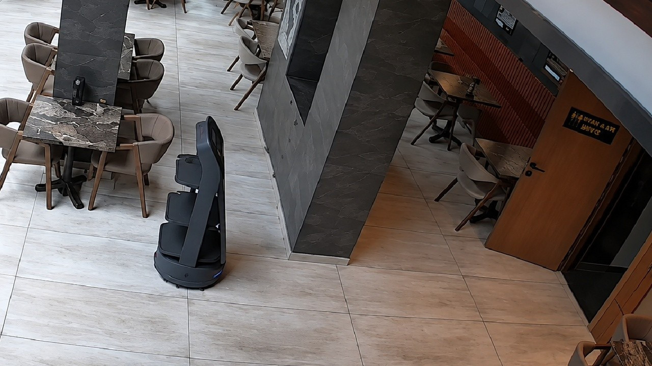 Garson robot Gayretli merdivenlerden düştü! Restoran 3 gün izin verdi