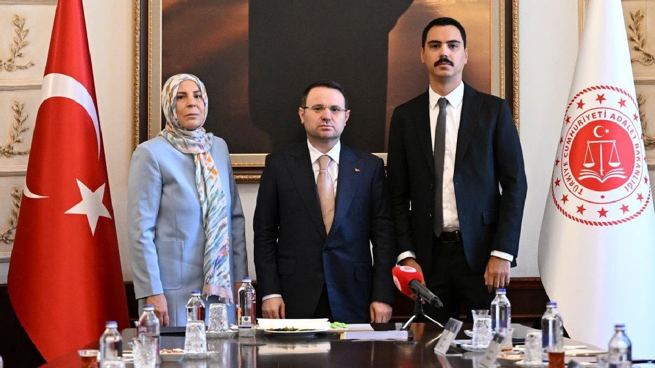 Bakan Gürlek, Muhsin Yazıcıoğlu'nun ailesiyle görüştü