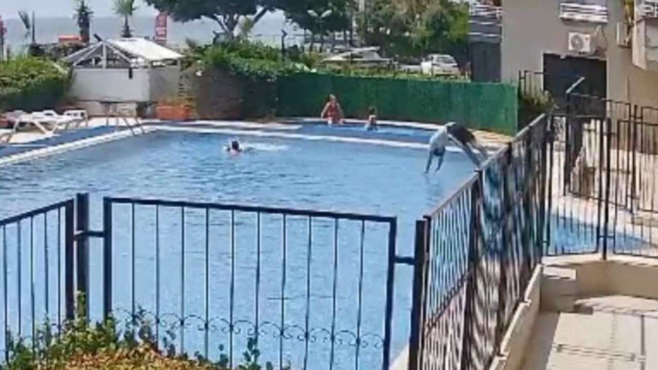 Havuzda korku dolu anlar: Görevli saniyeler içinde yetişti