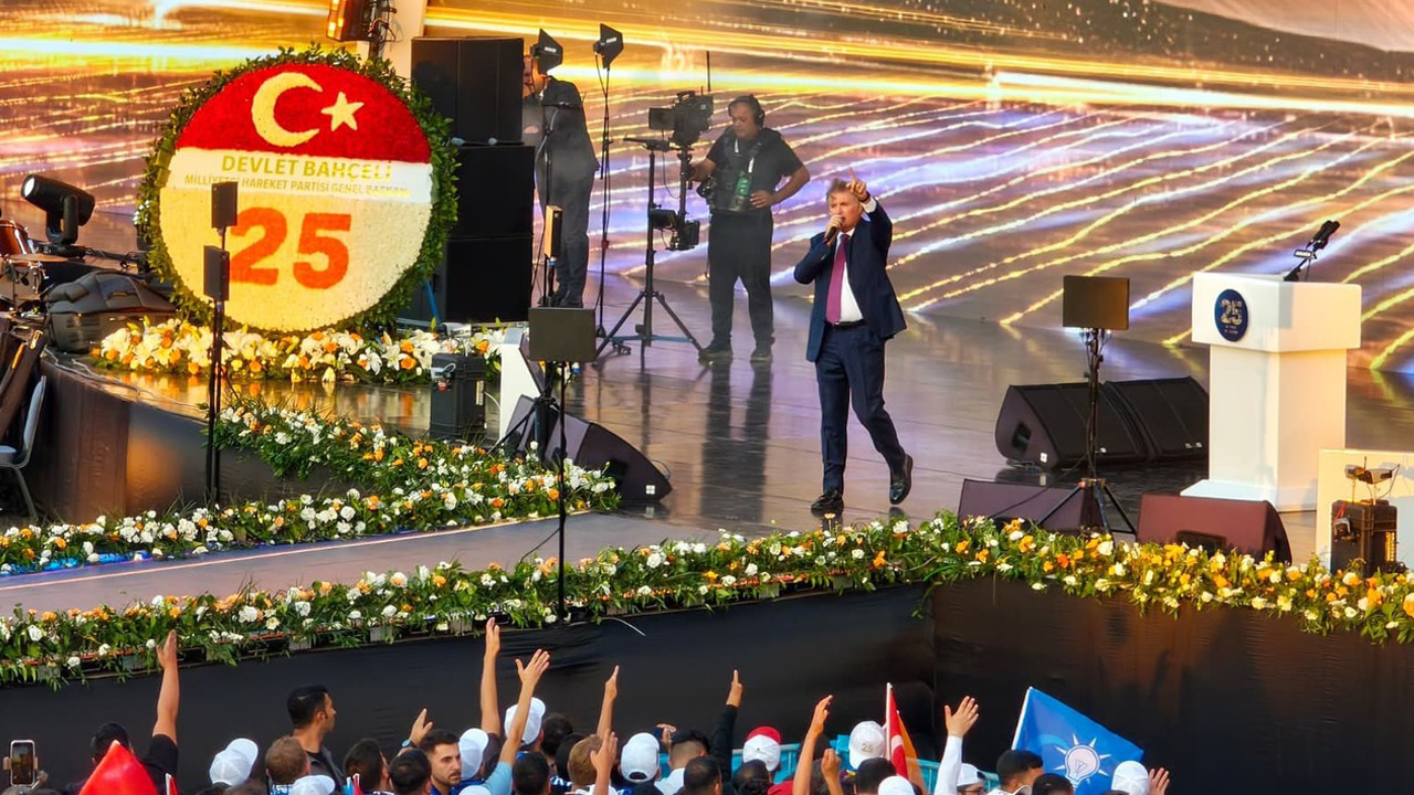 Bahçeli’den AK Parti’nin 25. kuruluş yıl dönümüne özel çelenk