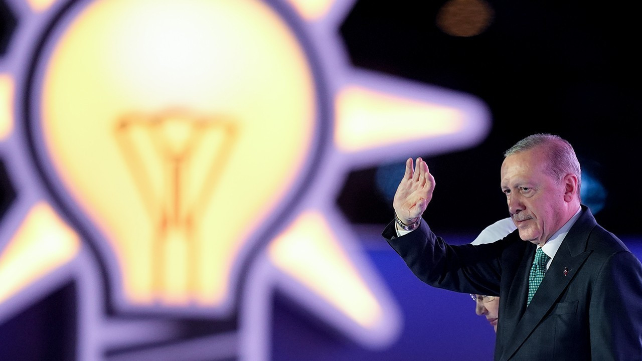 3 milletvekili AK Parti'ye katıldı! Rozetlerini Erdoğan taktı