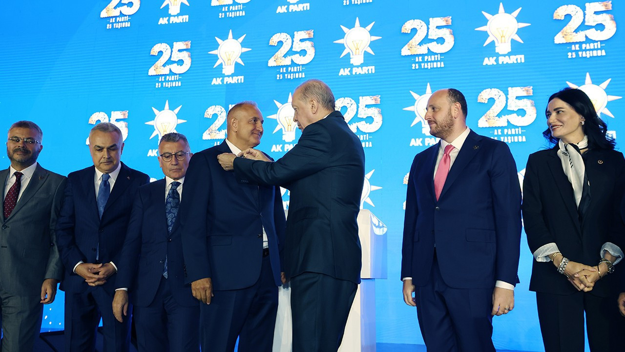 4 belediye başkanı ve 3 milletvekili AK Parti’ye katıldı