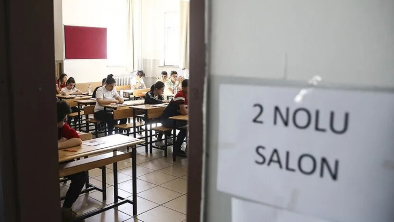 CDATA[Ticaret Bakanlığı, emlak sektörüne yönelik iki önemli düzenlemeyi hayata geçirdi. Yeni düzenlemeyle miras kalan taşınmazlarda ortaklığın sona erdirilmesi halinde satış öncelikle aile içinde gerçekleştirilecek ve taşınmazın fiyatını eksper belirleyecek. Yetki alınan emlak ilanlarının sosyal medyada paylaşılmasına da imkan tanındı.
Kaynağa git![