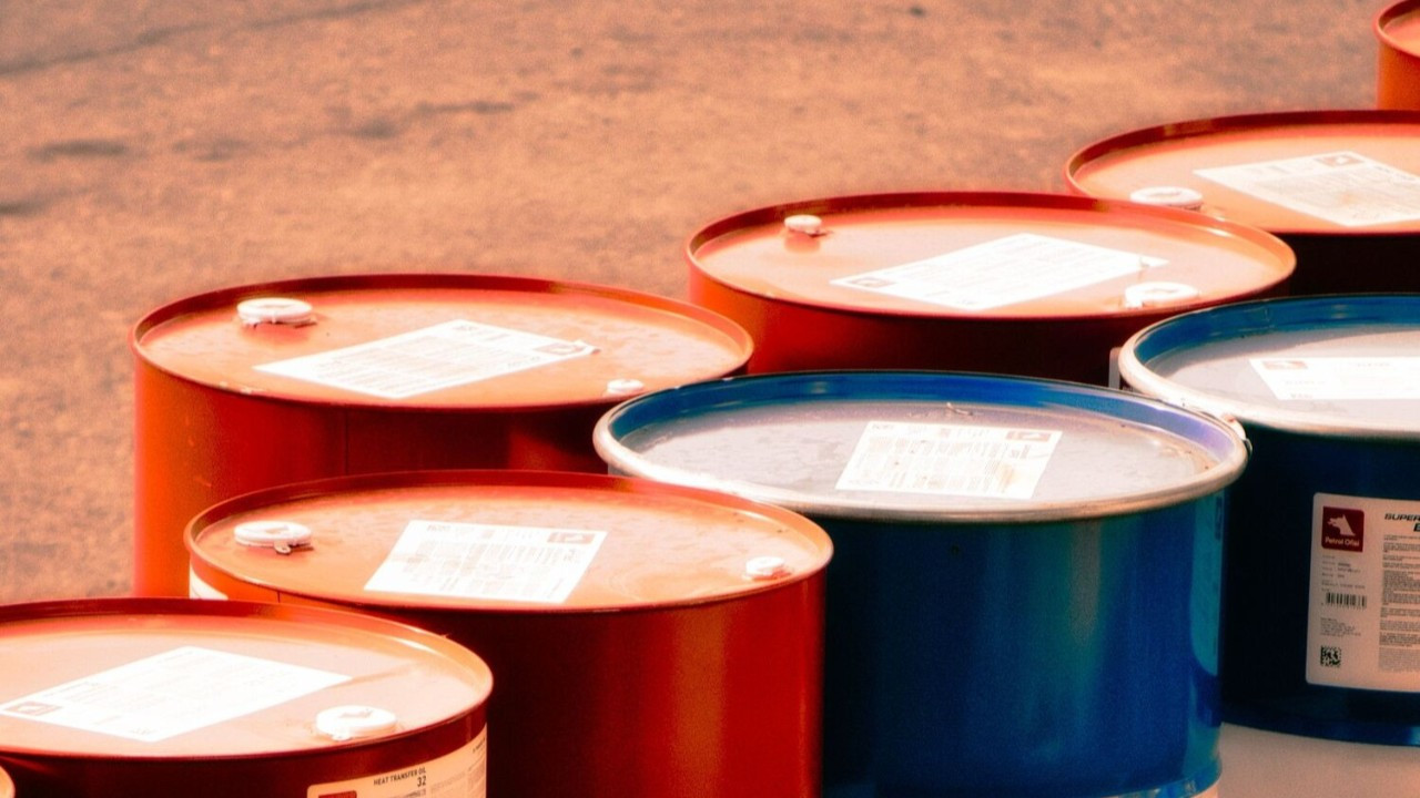 Hürmüz belirsizliği piyasayı hareketlendirdi: Petrol haftalık kazanca yöneldi