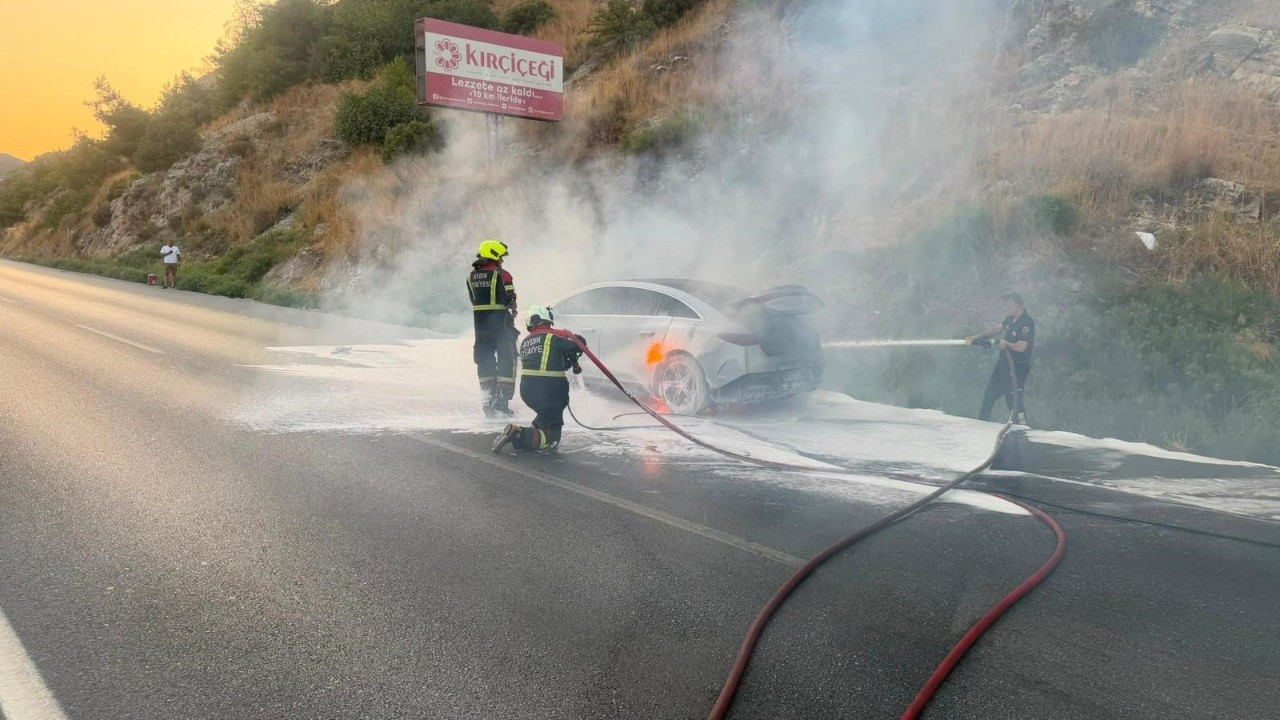 8 milyonluk Mercedes seyir halindeyken alev aldı: Müdahale 12 saat sürdü