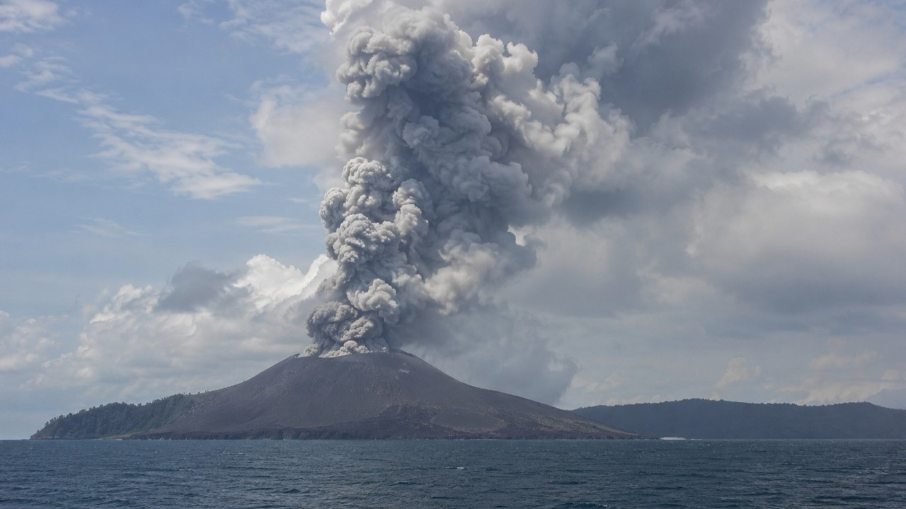 Krakatau havacılığı kilitledi, 8 havalimanında uçuşlar durdu
