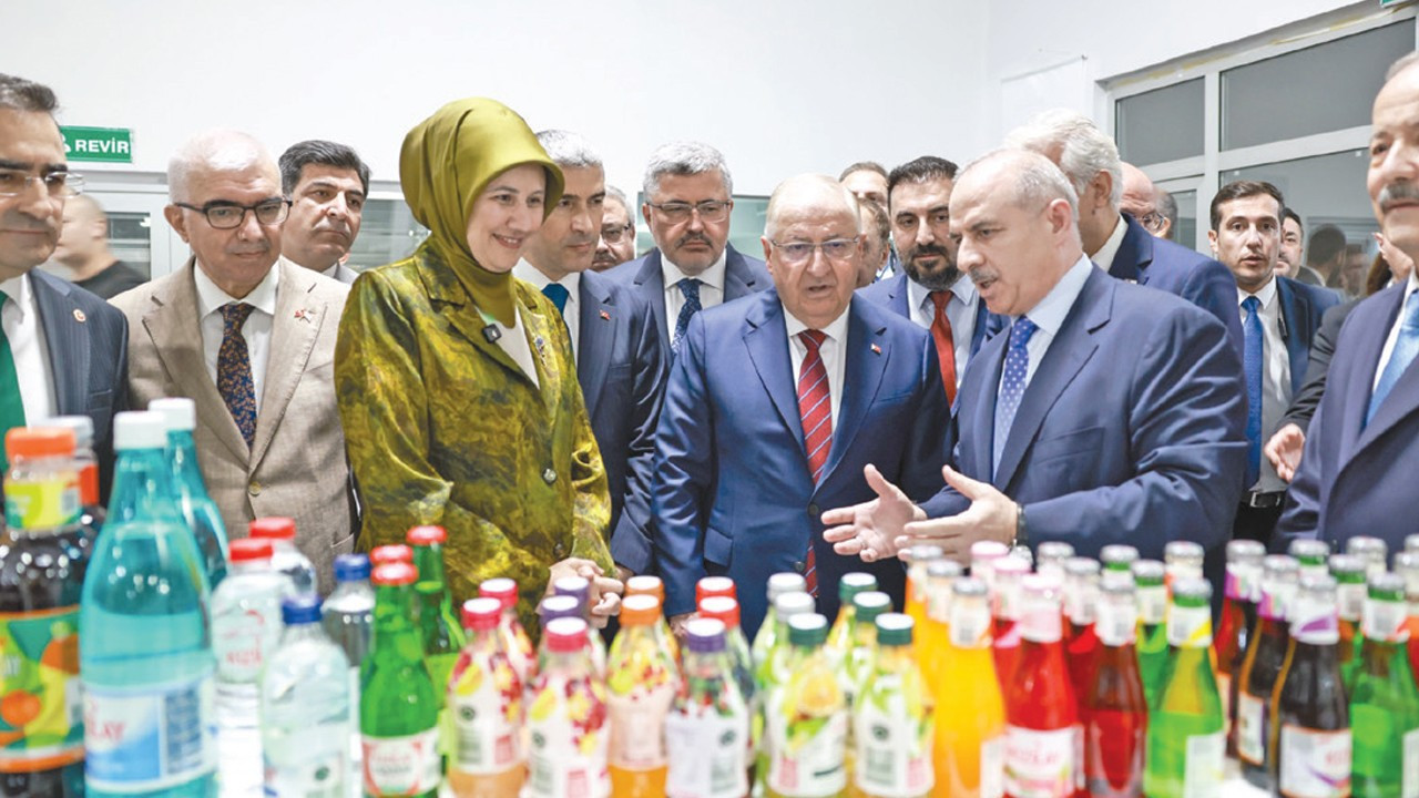 Yılda 2 milyar şişe üretimle insani yardımlara kaynak