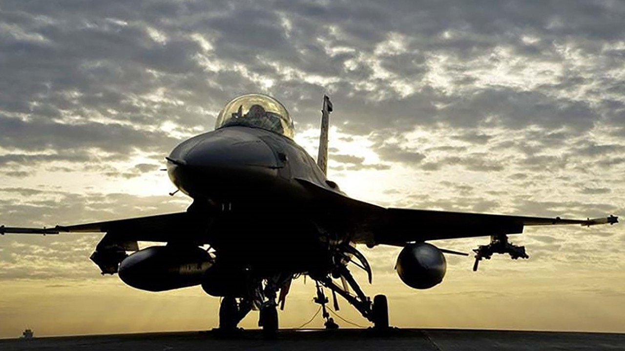 ABD ordusuna ait bir F-16 savaş uçağı düştü