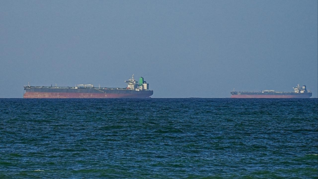 Hürmüz Boğazı'nda Kritik Durum: Petrol Tankerinde Yangın ve Bölgesel Gerginlik