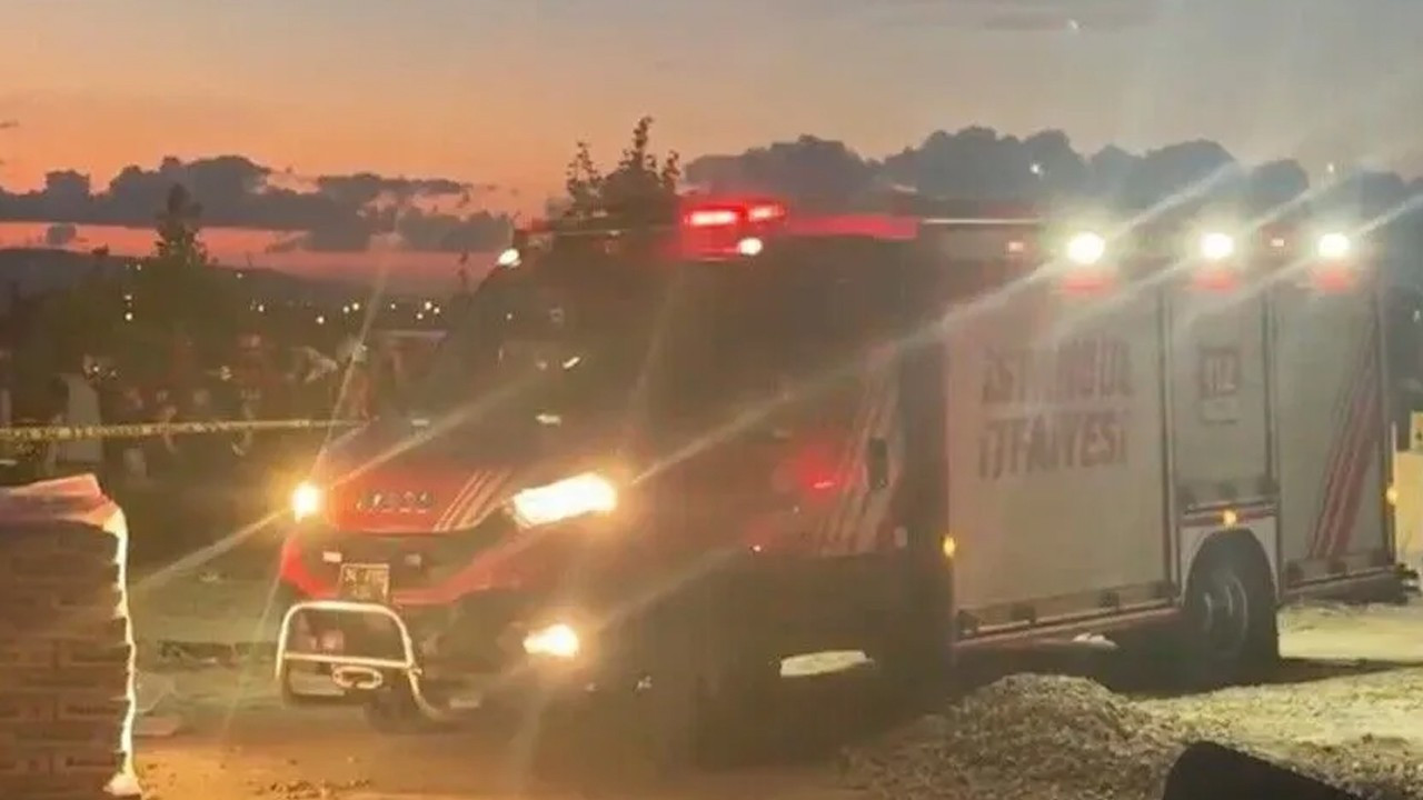 Büyükçekmece'de toprak kayması: 2 işçi göçük altında kaldı