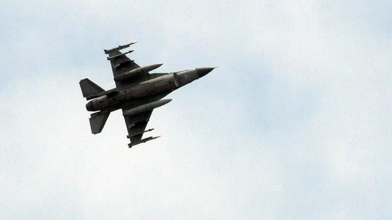 Almanya'da F-16 savaş uçağı düştü