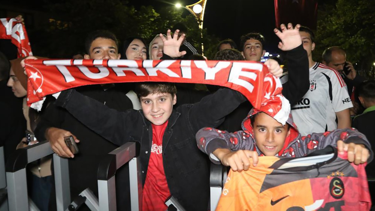 A Milli Futbol Takımı'nı otel önünde yüzlerce taraftar karşıladı