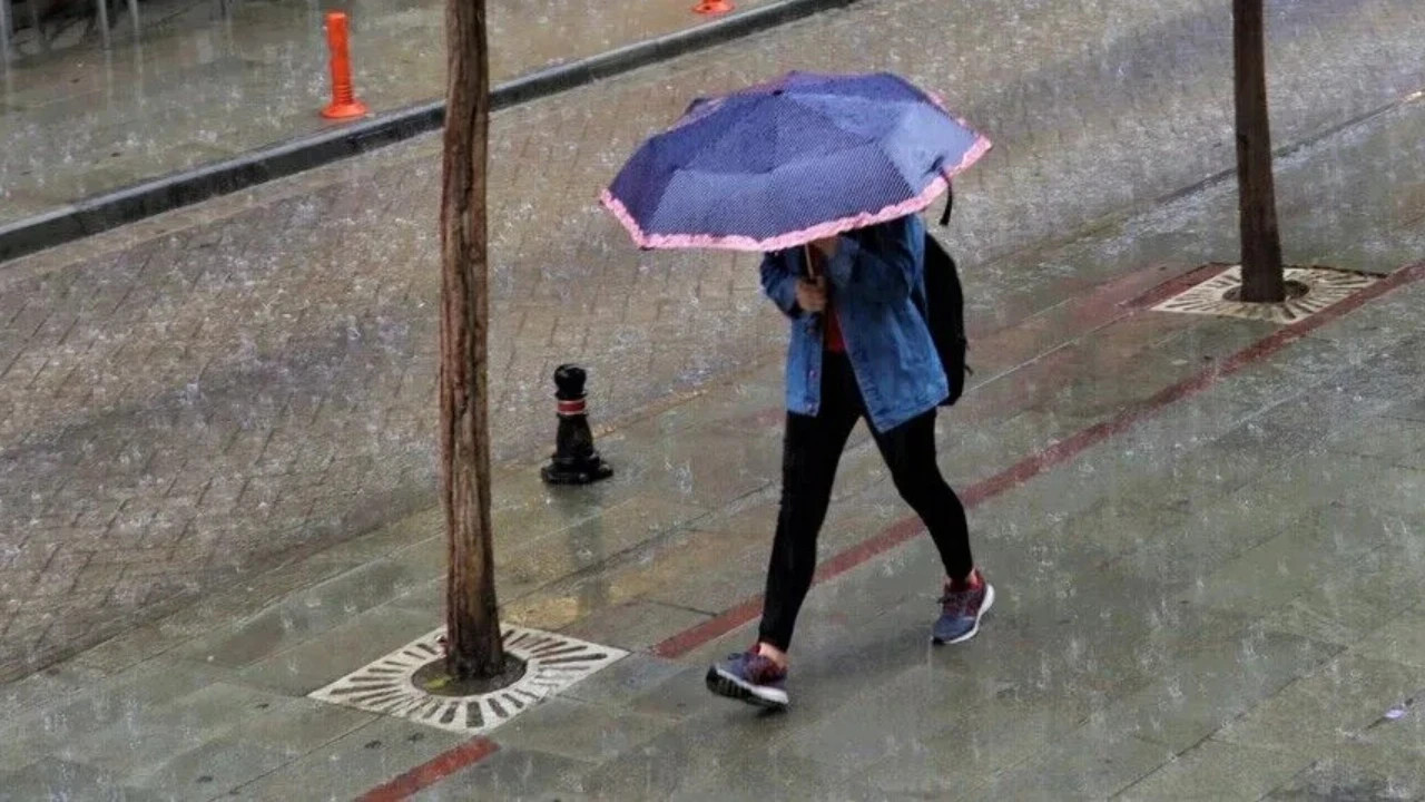 Meteoroloji'den hafta sonu için sağanak alarmı: Yağış birçok bölgede etkili olacak