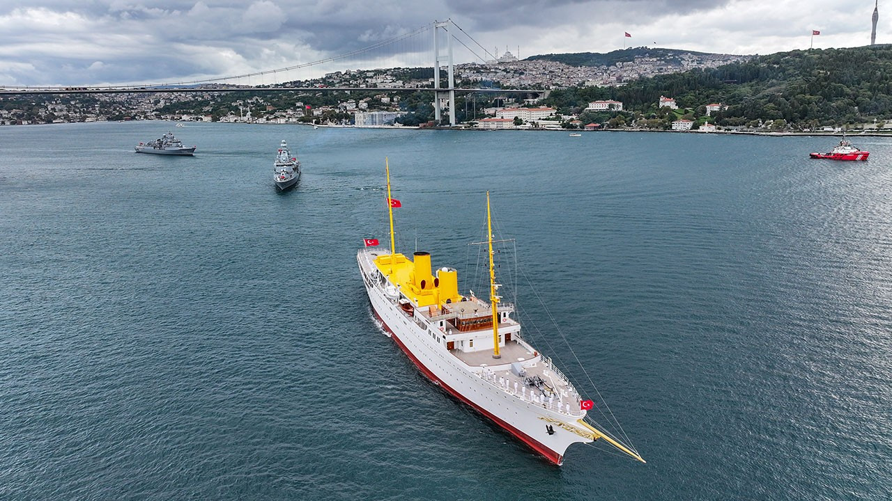 Boğaz’da Preveze korteji: Savaş gemileri ve denizaltılar geçiş yaptı